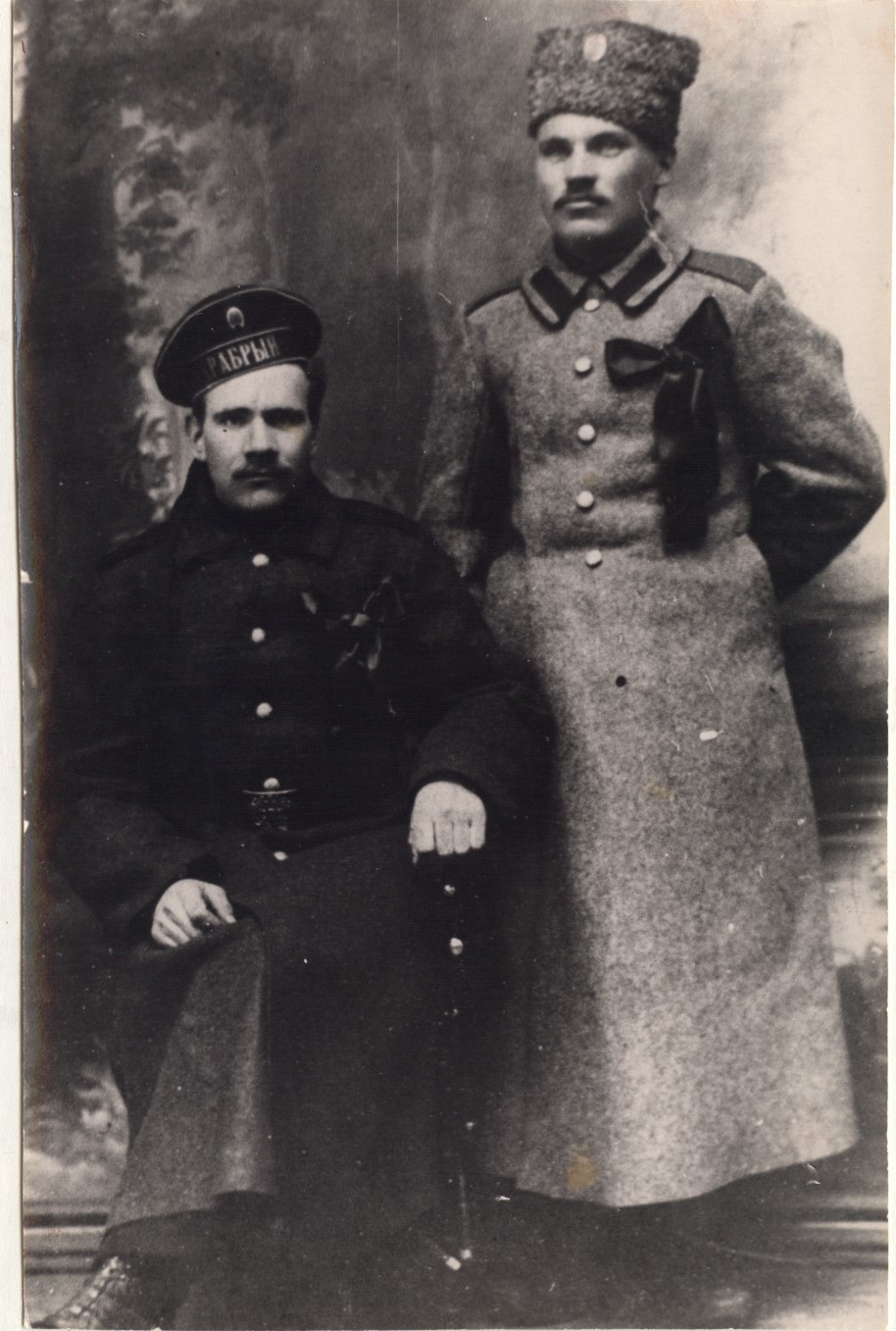 Фадеев Александр Михайлович (стоит) с товарищем. КГИАХМ НВФ 271.jpg