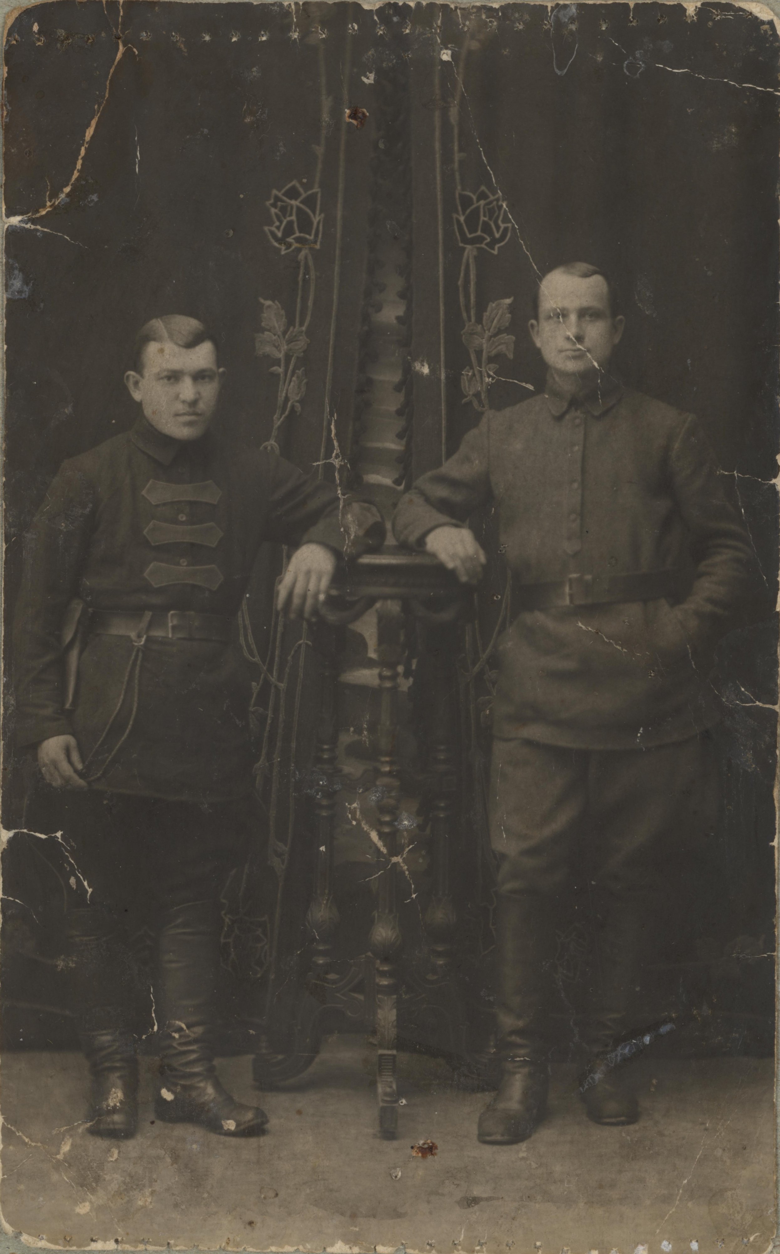 Шамаков Николай Александрович (справа) с товарищем по службе нач. 1920-х гг..jpg
