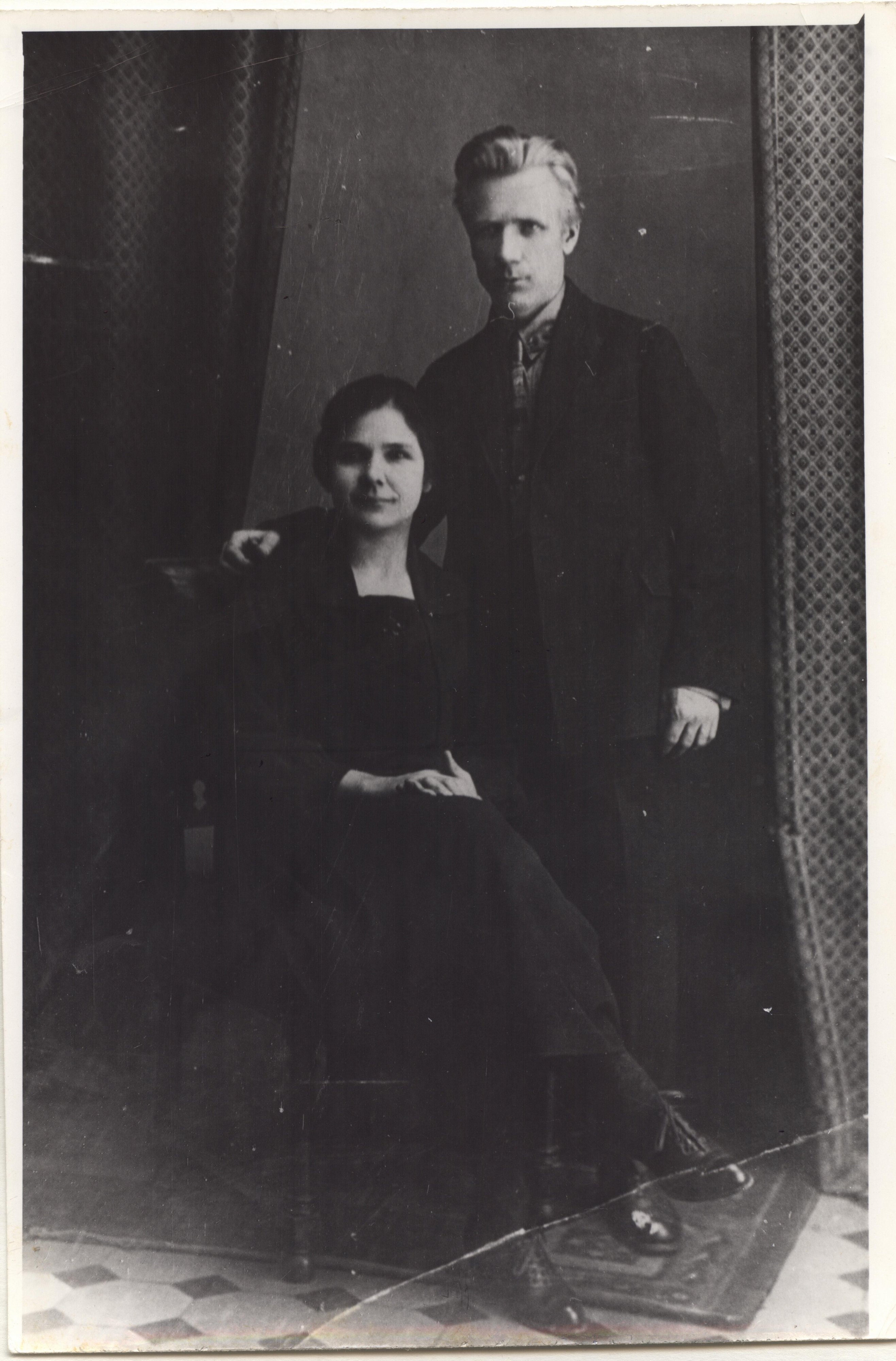Воронковы Александр Михайлович и Елена Ефимовна. 1937 г. КГИАХМ КП 4100.jpg