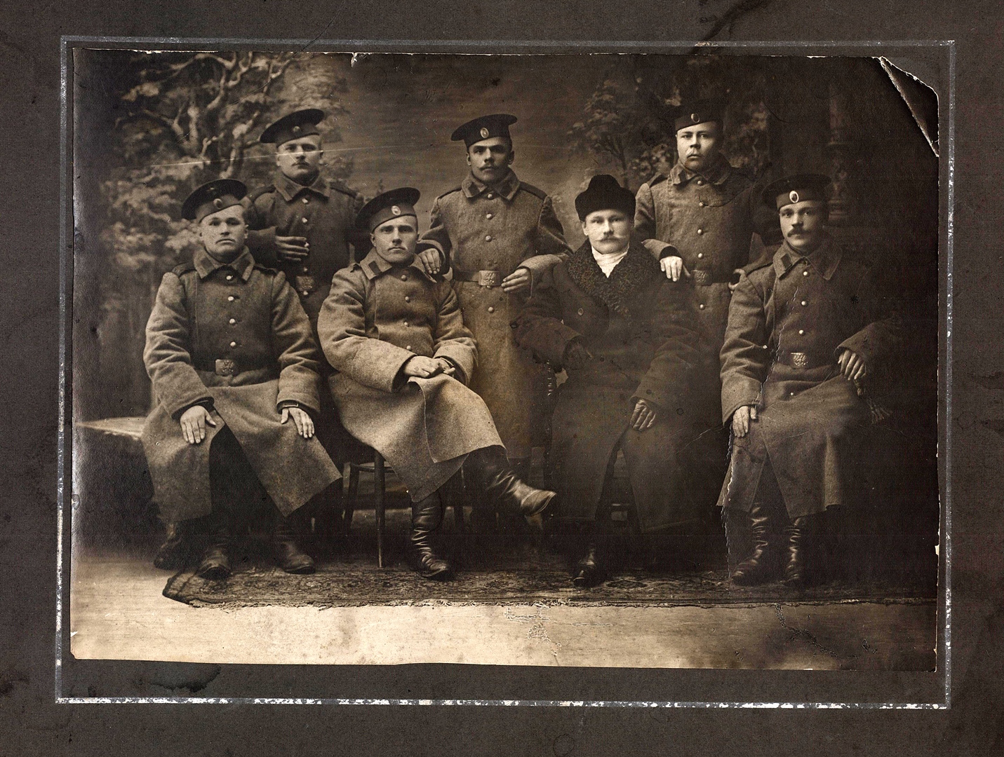 Макар Иванович Пагаленкин с сослуживцами. КГИАХМ КП 9654 (1).jpg